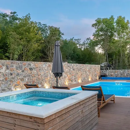 Falcons Nest Zadarvillas Gračac